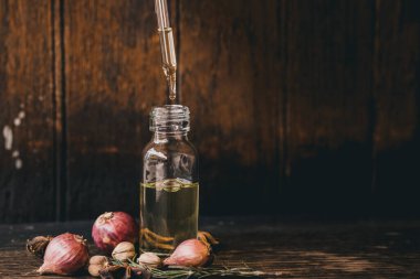 Yiyecek veya aroma için bitkisel yağ özütü ahşap masa dekorasyonunda kopyasal alanlı koku otuyla birlikte..