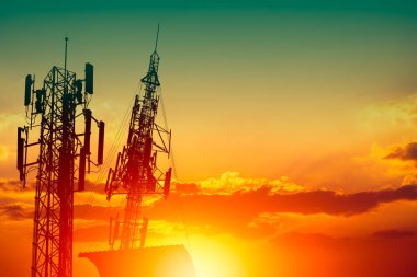 Yüksek frekanslı 5G iletişim kulesinin silueti ya da alacakaranlık günbatımında gökyüzü olan 4G ağ telefon hücresi.
