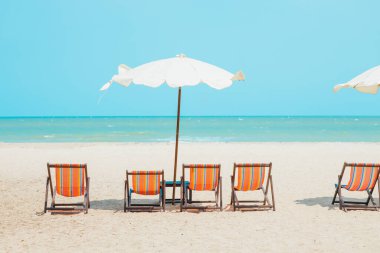 Yaz denizi plajı boş sandalye şemsiyesi mavi okyanus gökyüzü seyahat için doğa arka planı