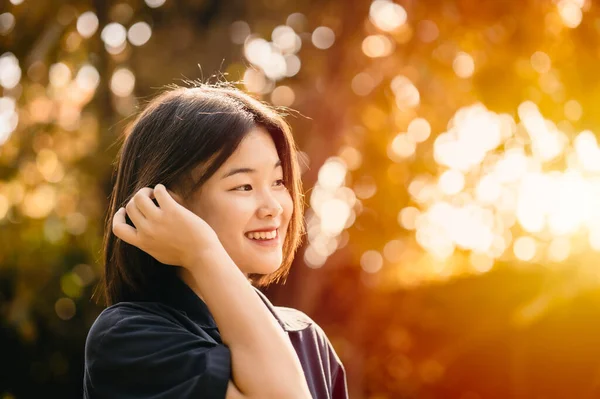 Азиатская Милая Девушка Подросток Невинный Застенчивый Улыбающийся Момент Счастья Природой — стоковое фото