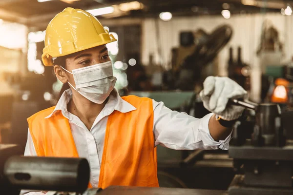 Trabalhadora Asiática Com Capacete Segurança Máscara Facial Trabalhando Como Mão — Fotografia de Stock