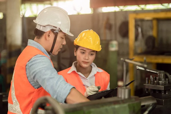 重工業で働く女性と働くエンジニアチーム男性は 工場で機械操作を教え 訓練する — ストック写真