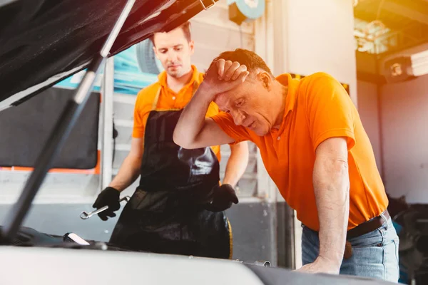 Auto Tecnico Ingegnere Team Servizio Sottolineato Malato Uomo Stanco Avendo — Foto Stock