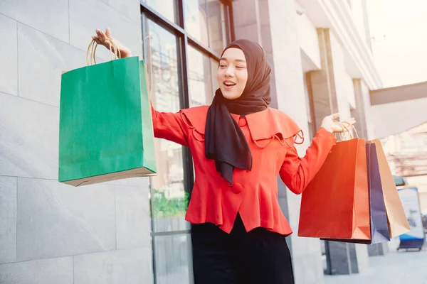 Арабская Мусульманская Молодая Женщина Хиджабе Держащая Сумки Покупок Идущая Городской — стоковое фото