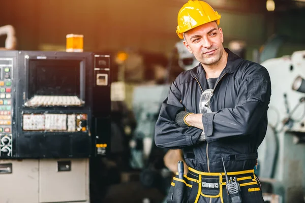 Trabajador feliz, retrato guapo trabajo con cinturón de herramientas de  traje de seguridad y hombre de servicio de radio en fábrica.