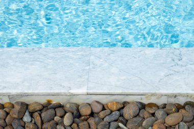 Serin yaz arkaplanı için yuvarlak taş süslemeli su havuzu jant beyaz mermer