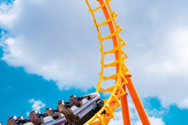 Lunaparktaki eğlence parkında hız treninin tepesinde eğlence ve neşe dolu oyun makinesi