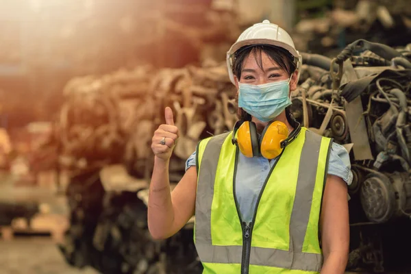 Ásia Mulheres Trabalhador Polegares Até Waring Rosto Máscara Feliz Trabalho — Fotografia de Stock