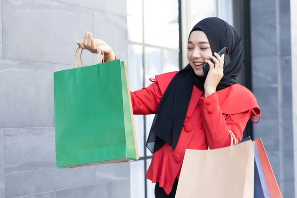 Современный Образ Жизни Арабской Мусульманской Девушки Хиджабе Завесе Пакетами Покупок — стоковое фото