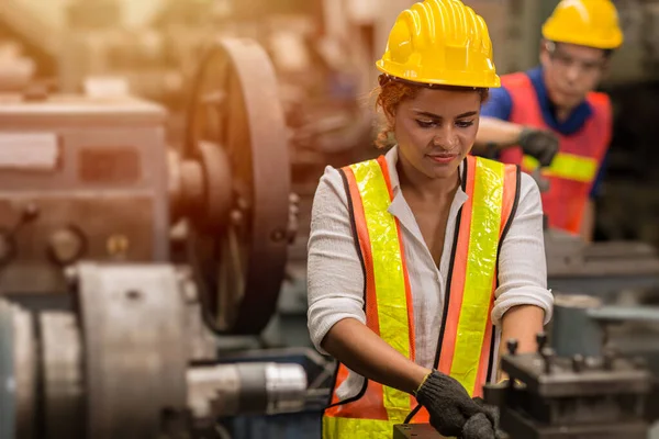 Amerikanska Svarta Kvinnor Tonåring Arbetar Deltid Arbete Som Arbetskraft Industrin — Stockfoto