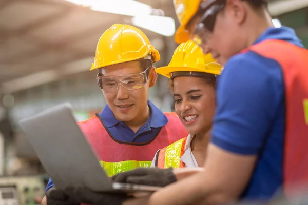 Ingenieur Vrouwen Werken Met Mannelijke Team Mix Race Werk Helpen — Stockfoto