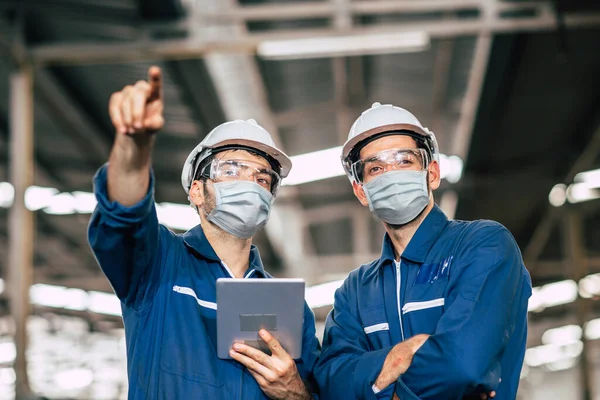 Ingeniero Trabajador Hombres Trabajo Equipo Desgaste Mascarilla Durante Servicio Trabajo — Foto de Stock