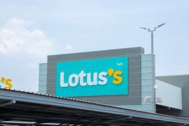 Tayland 'da Charoen Pokphand (CP) Grubu tarafından işletilen eski Tesco Lotus perakende zincirinin yeni logo pankartı. 23 Nisan 2021 Bangkok.THAILAND.