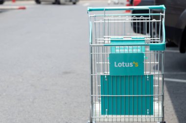 Tayland 'da Charoen Pokphand (CP) Grubu tarafından işletilen eski Tesco Lotus perakende zincirinin yeni logo pankartı. 23 Nisan 2021 Bangkok.THAILAND.