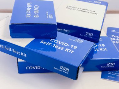 İngiltere 'de çocuklar ve aile için ücretsiz NHS COVID-19 Kendi Testi, Birleşik Krallık hükümeti evde yetişkinler ve çocuklar için Corona virüsü test kiti dağıttı. 14 Nisan 2021, Birleşik Krallık.