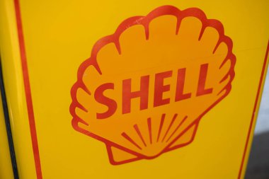 Royal Dutch Shell, yakıt istasyonunda Shell Petrol ve Gaz şirketinin eski model logosu. 25 Eylül 2020. Bangkok, Tayland.