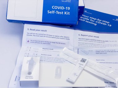 İngiltere 'de çocuklar ve aile için ücretsiz NHS COVID-19 Kendi Testi, Birleşik Krallık hükümeti evde yetişkinler ve çocuklar için Corona virüsü test kiti dağıttı. 14 Nisan 2021, Birleşik Krallık.