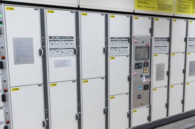 Japonya 'da 25 Kasım 2017, Tokyo, Japonya' da turistler için para dolabı akıllı self servis bagaj dolabı..