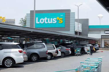 Tayland 'da Charoen Pokphand (CP) Grubu tarafından işletilen eski Tesco Lotus perakende zincirinin yeni logo pankartı. 23 Nisan 2021 Bangkok.THAILAND.