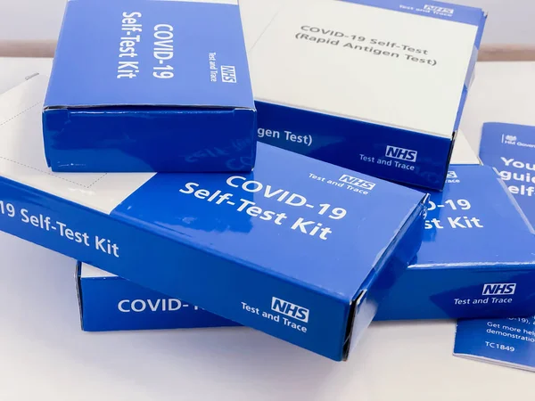 İngiltere 'de çocuklar ve aile için ücretsiz NHS COVID-19 Kendi Testi, Birleşik Krallık hükümeti evde yetişkinler ve çocuklar için Corona virüsü test kiti dağıttı. 14 Nisan 2021, Birleşik Krallık.