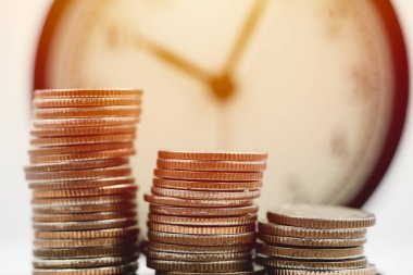 Saatli para. Business Times servet gelir kavramı.
