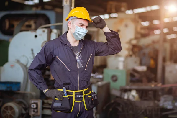 Trabajador Usa Mascarilla Desechable Para Protección Corona Virus Spreading Filtro — Foto de Stock