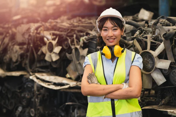 快乐的女工程师亚洲的女工在工厂里工作肖像画微笑着手挽手抱着自信的样子 — 图库照片