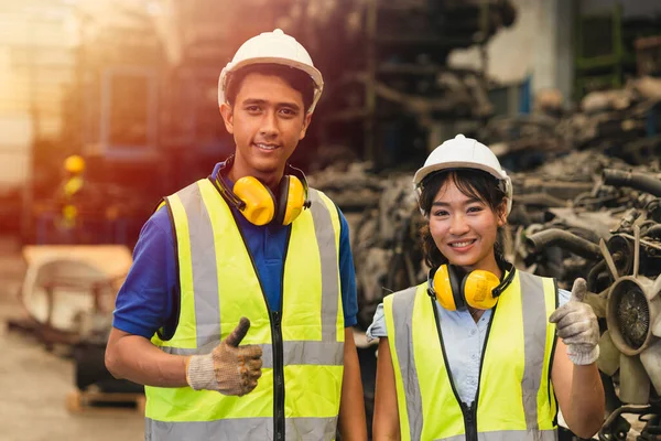 两名亚洲男工和女工竖起大拇指一对朋友团队工程师站在一起快乐地微笑着在工厂行业工作 — 图库照片