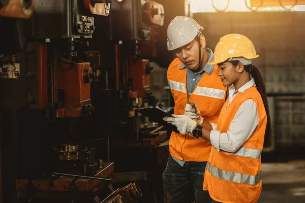 エンジニアチーム男性と女性の作業は 工場での重工業の教育とトレーニングマシンの操作で一緒にサポートを支援します — ストック写真