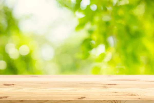 Verwischen Grünen Garten Natur Hintergrund Mit Hölzernen Tisch Platz Für — Stockfoto