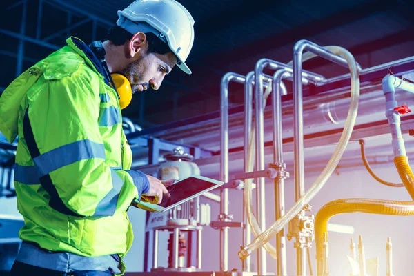 Ingegnere Operaio Fabbrica Che Lavora Fabbrica Utilizzando Tablet Controllare Tubo — Foto Stock