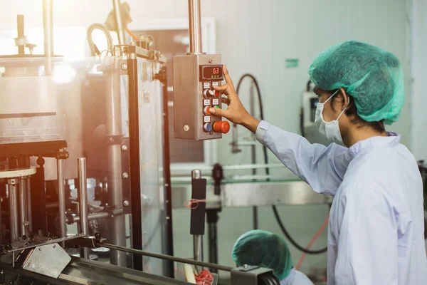 Lavoratori Del Personale Che Lavorano Utilizzano Macchina Controllo Nella Fabbrica — Foto Stock