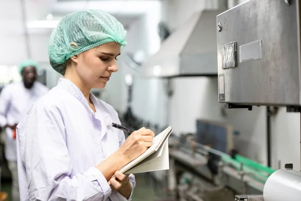 Kontrola Jakości Bezpieczeństwo Żywności Pracownicy Kaukascy Pracownicy Kontrolują Standard Produktu — Zdjęcie stockowe