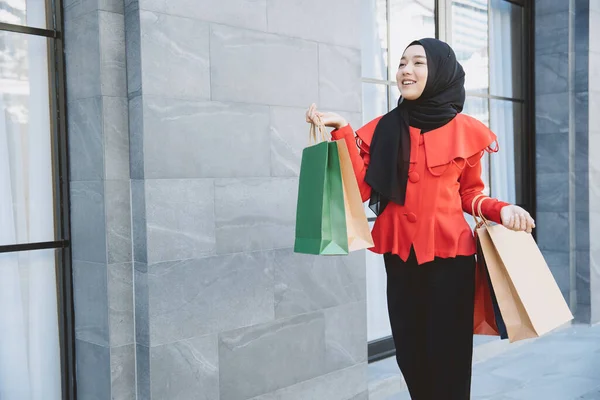Шоппинг Арабских Мусульманских Взрослых Женщин Вуали Хиджаб Одежды Держа Сумки — стоковое фото