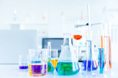 Bilim Kimya Laboratuvarı 'ndaki cam şişe ya da arka plan için renkli sıvı içeren tıbbi araştırma laboratuvarı.