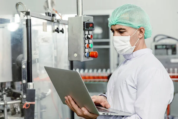 Inżynier Pracujący Laptopem Fabryce Żywności Inspektor Produkcji Maszyn Odzieżą Higieniczną — Zdjęcie stockowe