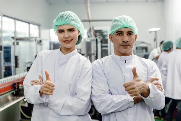 Retrato Del Trabajador Fábrica Alimentos Pulgares Masculinos Femeninos Felices Disfrutan — Foto de Stock