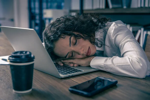 Cansadas Trabalhar Mulheres Dormindo Mesa Escritório Trabalho Duro Durante Noite — Fotografia de Stock