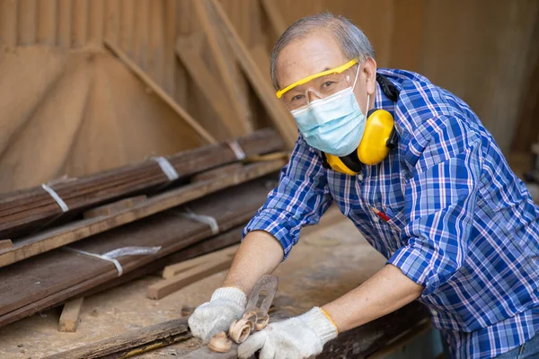 Porträt Des Älteren Holzarbeiters Hobby Für Einen Guten Ruhestand Asiatische — Stockfoto