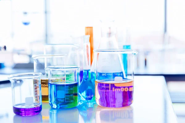 Barevná Směs Chemikálií Vědecké Skleněné Baňce Laboratorní Vědě Krásné Chemie — Stock fotografie