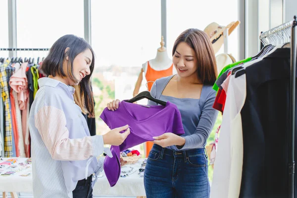 Женщины Клиенты Выбирают Одежду Магазине Моды Обслуживанием Владельцев Бизнеса Счастливой — стоковое фото