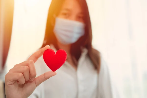 Flicka Tonåring Bär Ansiktsmask Hand Hålla Rött Hjärta För Kärlek — Stockfoto