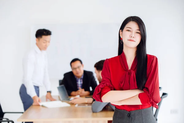 Jóvenes Mujeres Negocios Asiáticas Líderes Ejecutivas Pie Confiadas Trabajando Oficina — Foto de Stock