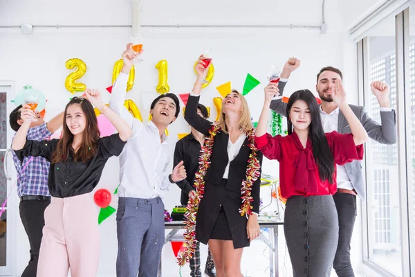 Gente Festeja Oficina Grupo Personal Negocios Año Nuevo Fiesta Celebración —  Fotos de Stock