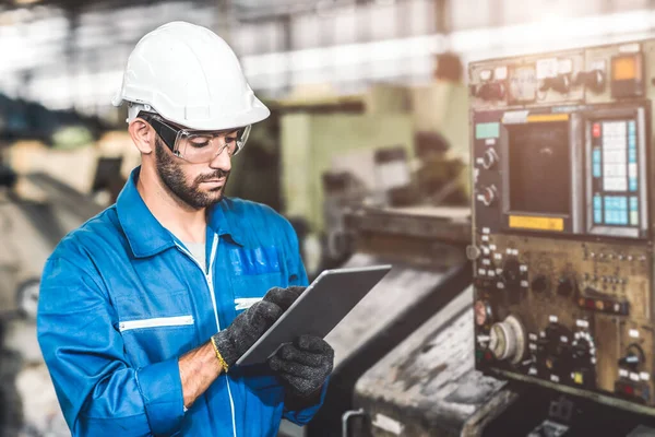 Ingeniero Configuración Máquina Cnc Con Code Programación Carga Tablet Computadora — Foto de Stock