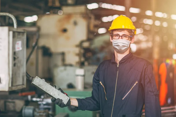 Trabajador Usa Mascarilla Desechable Para Protección Corona Virus Spreading Filtro — Foto de Stock