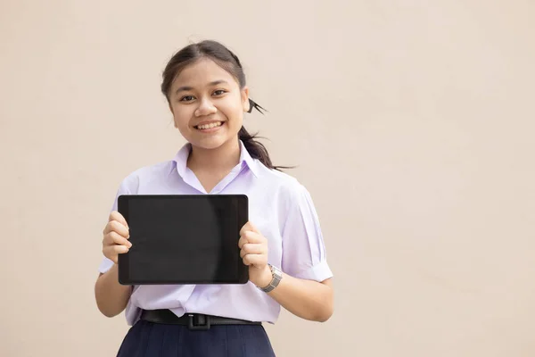 Asiática Chica Adolescente Estudiante Mano Hold Tableta Espacio Blanco Pantalla — Foto de Stock