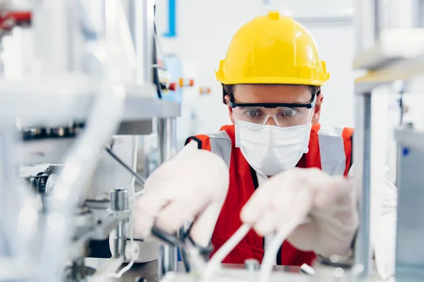 Ingeniero Mantenimiento Masculino Fijar Máquina Ciencia Con Cuidado Seguridad — Foto de Stock