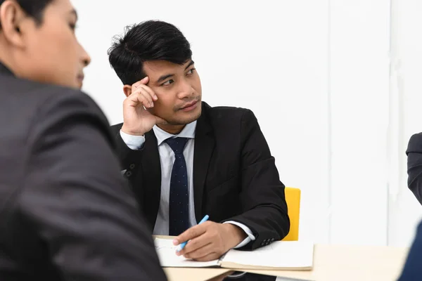 Empresario Asistir Una Reunión Escuchar Con Intención Aburrido Serio Mood —  Fotos de Stock