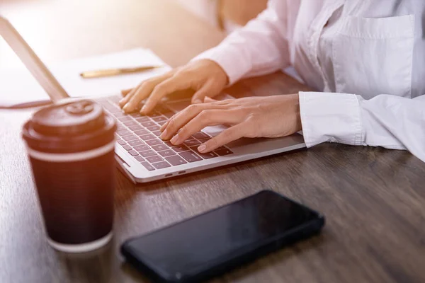 Xícara Café Com Menina Indy Freelance Trabalhando Café Com Laptop — Fotografia de Stock